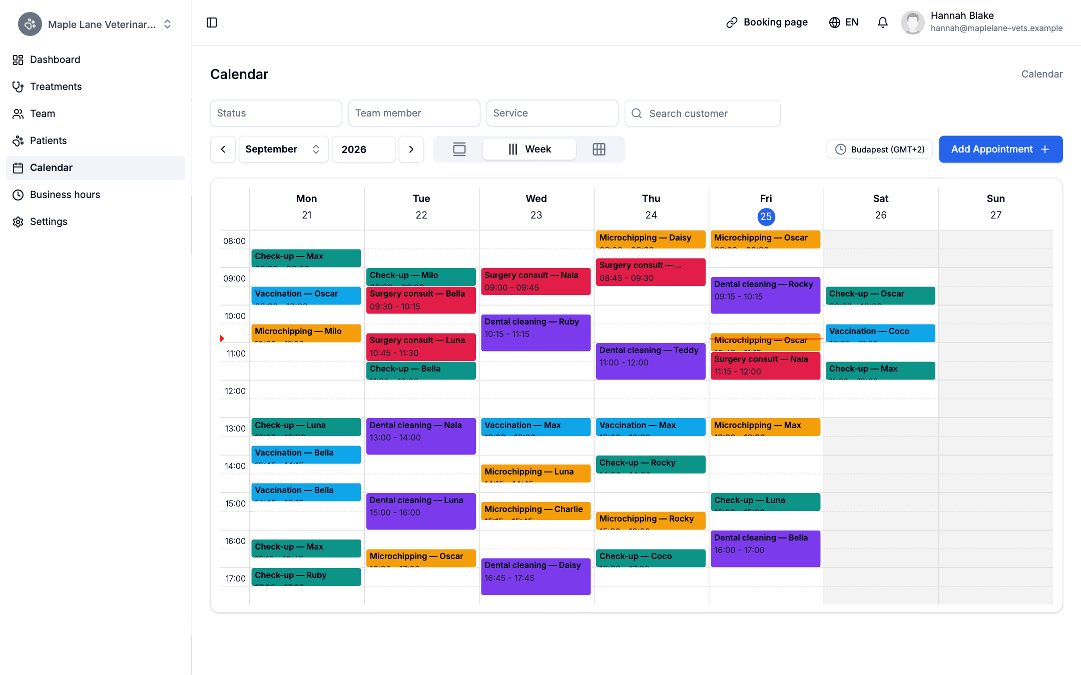 The AppointIQ calendar showing a week of appointments at a veterinary clinic, colour-coded by service from Monday to Saturday.